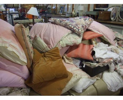 LARGE AMOUNT OF SOFT FURNISHINGS BED LINENS, TABLE LINENS CUSHIONS CURTAINS ETC FROM A HOUSE CLEARANCE 