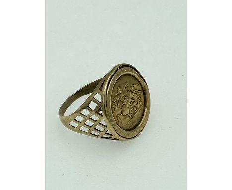 9ct hallmarked gold sovereign ring mount having inset  St George &amp; Dragon token coin. The shank with lattice worked sides