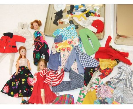 COLLECTION OF VINTAGE PIPPA DOLLS WITH ORIGINAL CLOTHES AND ACCESSORIES FROM THE 1970'S