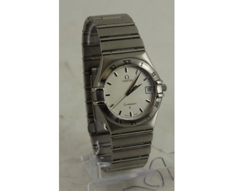 A GENTLEMAN`S STAINLESS STEEL OMEGA CONSTELLATION BRACELET WATCH, CIRCA 1990s, D: Silver dial with raised silver dot markers,