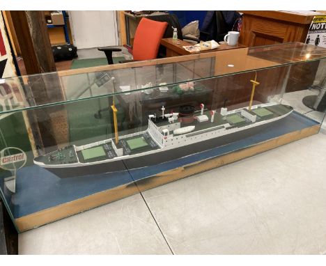 A VERY LARGE GLASS BOXED MODEL STEAM LINER 123CM X 27CM X 37CM 