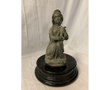 A VINTAGE SPELTER FIGURINE ON A PLINTH IN THE FORM OF AN ANGEL H: 23CM 