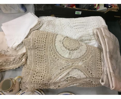 A COLLECTION OF VINTAGE LINEN AND LACE 