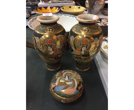 A PAIR OF JAPANESE SATSUMA VASES AND A CIRCULAR LIDDED TRINKET POT - VASES H:26CM 