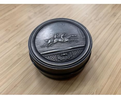 A SNUFF BOX (ENGRAVED 1872) DEPICTING A HORSE RACE DIA:6.5CM 