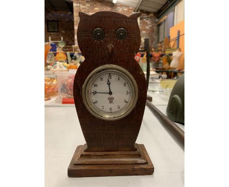 A VINTAGE SMITHS, LONDON CLOCK MOUNTED IN AN OAK OWL SHAPED STAND 