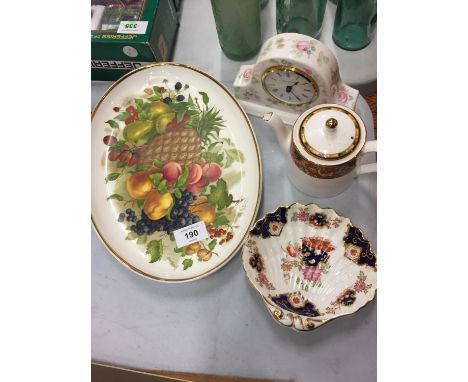 FOUR PIECES OF WEDGWOOD POTTERY TO INCLUDE A MANTLE CLOCK 