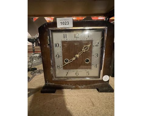 A WOODEN ART DECO STYLE MANTEL CLOCK 