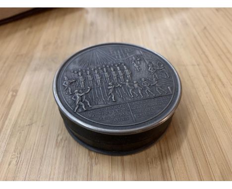 A LARGE SNUFF BOX DEPICTING FRENCH SOLDIERS DIA: 7.5CM 