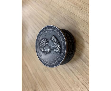 A SNUFF BOX, ENGRAVED 1806 DIA:5CM 