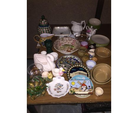 A LARGE ASSORTMENT OF VARIOUS CERAMIC ITEMS 