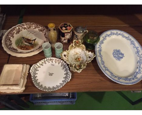 A LARGE MEAT PLATTER, TWO SPODE PLATE EXAMPLES AND VARIOUS CERAMIC COLLECTABLES 