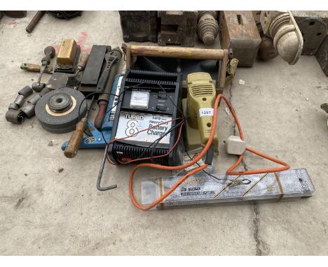 AN ASSORTMENT OF HAND TOOLS TO INCLUDE AN ELECTRIC SANDER, A BATTERY CHARGER AND SHARPENING STONE ETC 