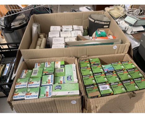 A LARGE QUANTITY OF NEW AND UNUSED LIGHT BULBS 