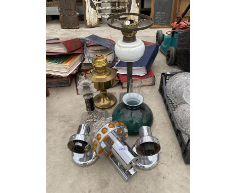 AN ASSORTMENT OF ITEMS TO INCLUDE TWO OIL LAMPS, A CANDLESTICK AND WALL LIGHT FITTINGS ETC 