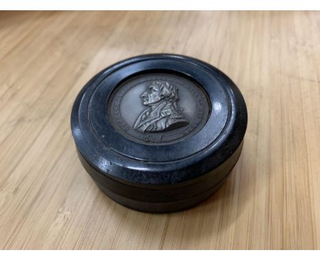 A SNUFF BOX 'SHIP WRECKED FISHERMEN AND MARINERS BENEVOLENT SOCIETY 1839' DIA:7CM 