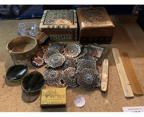 AN ASSORTMENT OF ITEMS TO INCLUDE TWO INLAID TREEN TRINKET BOXES, DECORATIVE METAL BELT, ENAMEL BADGE ETC 