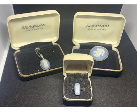THREE BOXED WEDGEWOOD BLUE JASPERWARE ITEMS TO INCLUDE A NECKLACE WITH PENDANT, A BRROCH AND A RING 