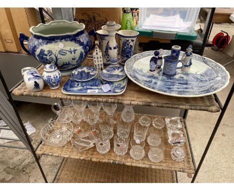 AN ASSORTMENT OF BLUE AND WHITE CERAMIC WARE AND AN ASSORTMENT OF GLASS WARE 