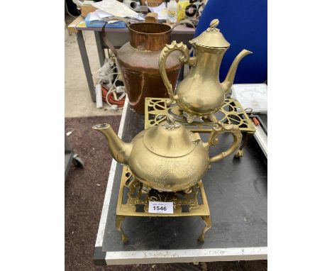 A COLLECTION OF BRASS AND COPPER ITEMS TO INCLUDE TRIVET STANDS, COFFEE POT AND COPPER URN ETC 