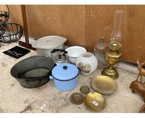 AN ASSORTMENT OF ITEMS TO INCLUDE ENAMEL PANS, A BRASS OIL LAMP AND LAMP SHADE ETC 