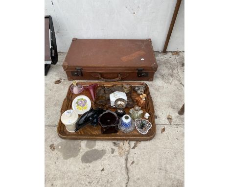 AN ASSORTMENT OF ITEMS TO INCLUDE A VINTAGE TRAVEL CASE, CERAMIC AND GLASS WARE TO INCLUDE A POOLE DOLPHIN ETC 