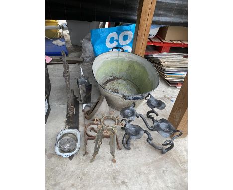 AN ASSORTMENT OF ITEMS TO INCLUDE A TIN BATH, A FUNNEL AND A DECORATIVE HANGING BASKET BRACKET ETC 