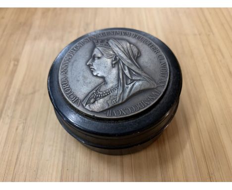 A LARGE SNUFF BOX FEATURING THE BUST OF QUEEN VICTORIA DIA:7CM 