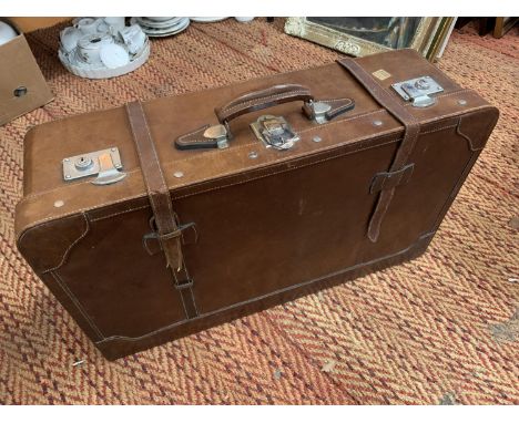 A LARGE VINTAGE BROWN LEATHER SUITCASE WITH CHROME FITTINGS 