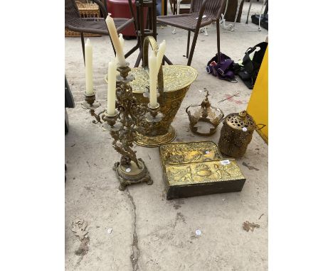 AN ASSORTMENT OF BRASS ITEMS TO INCLUDE A DECORATIVE COAL SCUTTLE, A CANDLE STICK AND WALL PLANTER ETC 