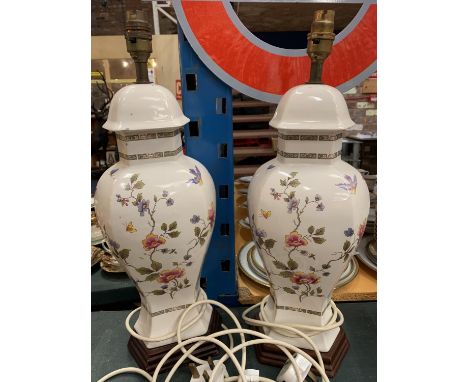 A PAIR OF DECORATIVE CERAMIC TABLE LAMPS WITH A FLORAL DESIGN 