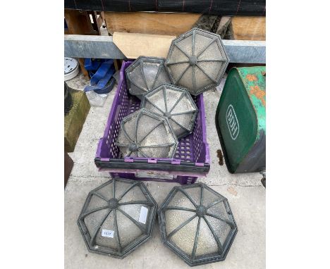 A GROUP OF 6 DECORATIVE LIGHT FITTINGS 