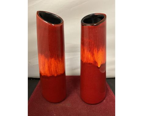 A PAIR OF POOLE POTTERY VASES H: 22CM 