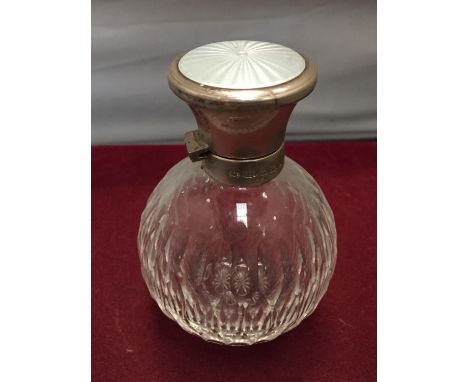 A SCENT BOTTLE WITH A HALLMARKED SILVER AND ENAMEL TOP 