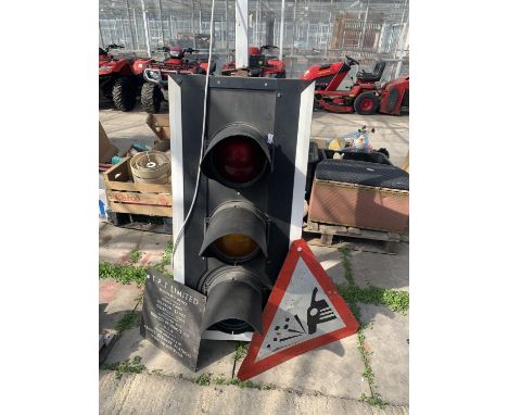 A TRAFFIC LIGHT RIG IN WORKING ORDER BUT NO WARRANTY AND A ROAD SIGN 