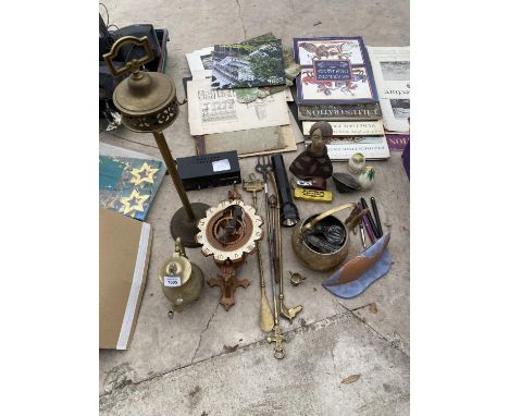 AN ASSORTMENT OF ITEMS TO INCLUDE BRASS WARE, A CLOCK AND A TORCH ETC 