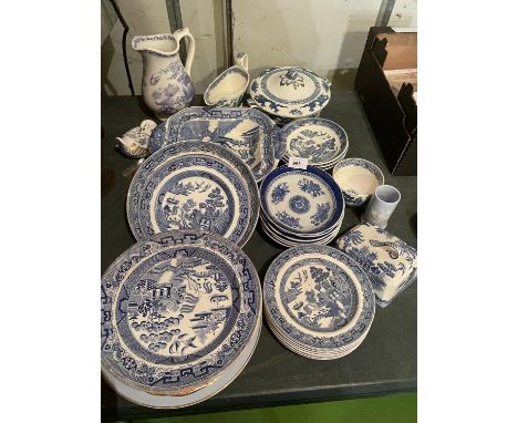 A QUANTITY OF BLUE AND WHITE CERAMIC WARE TO INCLUDE A SMALL COPELAND SPODE BUD VASE, WILLOW PATTERN ETC 