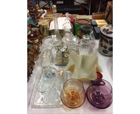 A COLLECTION OF VARIOUS GLASS WARE TO INCLUDE BOWLS, SHIP IN BOTTLE, CANDLESTICKS, JELLY MOULD ETC AND A METAL URN ON STAND 