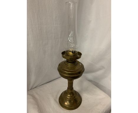A VINTAGE BRASS OIL LAMP WITH GLASS SHADE: LAMP HEIGHT:33CM 