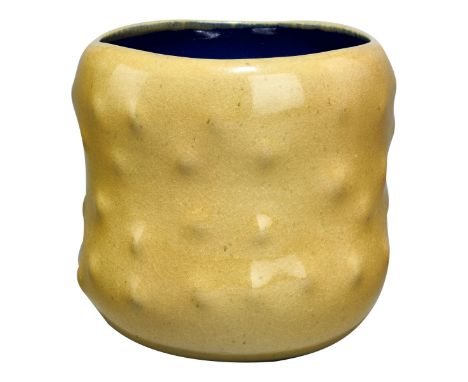Kerstan, Horst  1941 Frankfurt a.M. - 2005 Kandern.Cachepot.Heller Scherben mit senffarbener Glasur außen und kobaltblauer Gl
