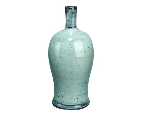 Kerstan, Horst  1941 Frankfurt a.M. - 2005 Kandern.Flaschenvase.Heller Scherben, grau glasiert mit schwarzen Pulvereinschmelz
