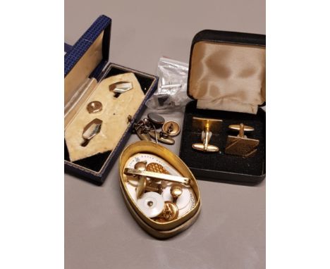 QUANTITY OF GENTLEMANS VINTAGE GILT CUFFLINKS ETC