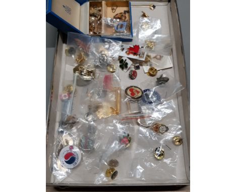 TRAY OF VINTAGE BADGES SOME MILITARY RELATED
