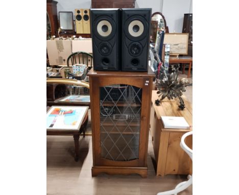 VINTAGE OAK LEADED GLASS MUSIC STAND WITH A PAIR OF MISSION SPEAKERS