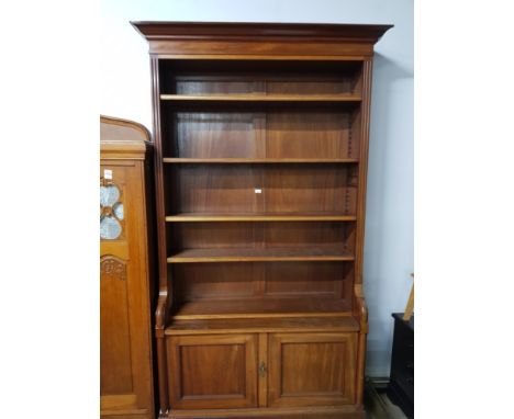 VERY NICE EDWARDIAN MAHOGANY 5 SHELF BOOK CASE WITH UNDERNEATH CUPBOARD