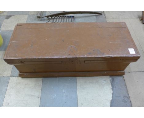 A pine tool box 