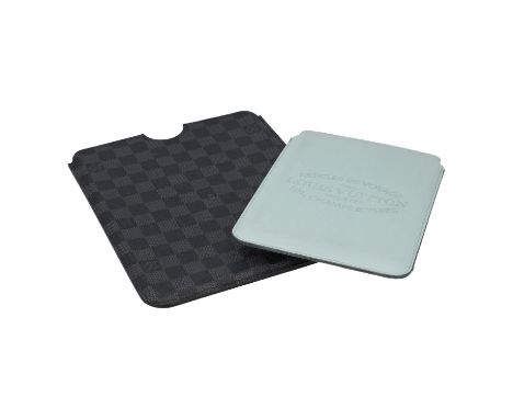 LOUIS VUITTON Set Ipad Hüllen (2). 1x Damier Graphite Serie, Koll. 2011, Maße 20x25cm. 1x fein genarbtes Leder in Hellblau mi
