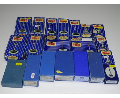 OO Gauge Model Railways: A group of HORNBY DUBLO semaphore and colour light signals all in original boxes - G in G boxes (20)
