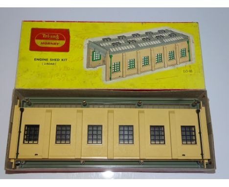 OO Gauge Model Railways: A HORNBY DUBLO 5005 Engine Shed Kit with later TRI-ANG HORNBY over sticker - appears complete G in F