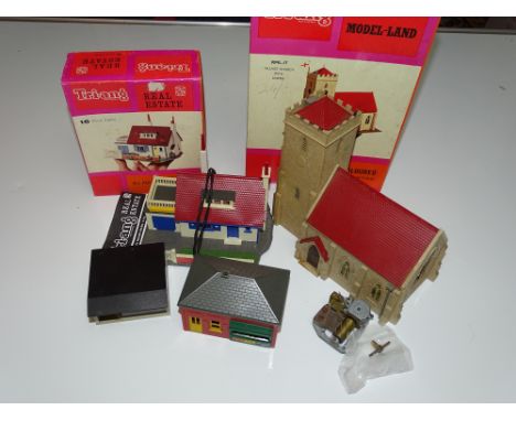 OO Gauge Model Railways: A group of TRI-ANG REAL ESTATE and MODEL-LAND Built Building Construction Kits - to include Villa Ca